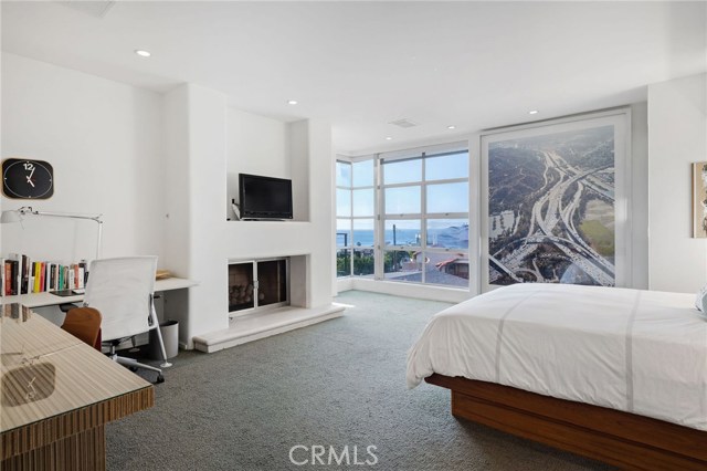 Wake up to oceanviews! Large master suite with oceanviews and fireplace