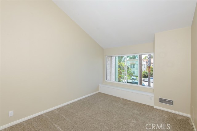 2ns bedroom with new carpet and paint! 2ns bedroom with new carpet and paint!