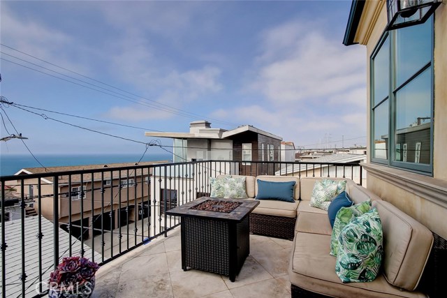 320 33rd Place, Manhattan Beach, California 90266, 3 Bedrooms Bedrooms, ,3 BathroomsBathrooms,Residential,Sold,33rd,SB21043576