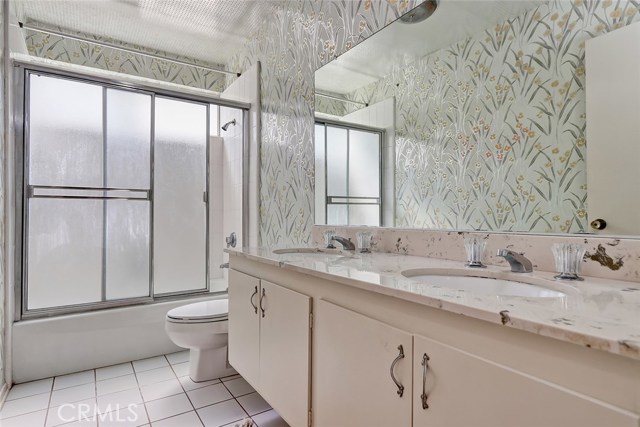 SECOND LARGE BATH WITH TUB SHOWER AND DOUBLE SINKS