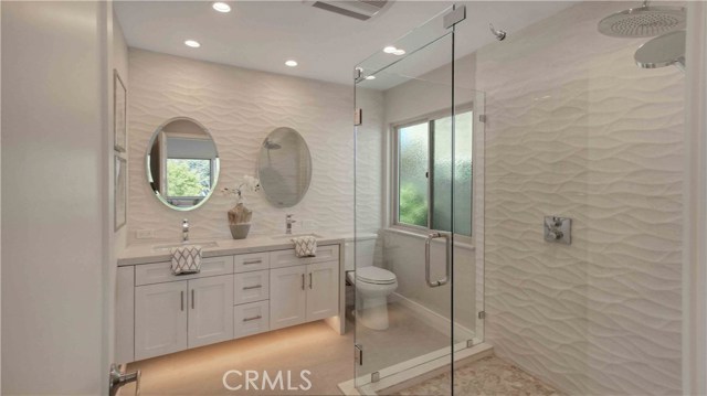 Beautiful master bath, double sinks, medicine cabinet mirrors, undercabinet lighting