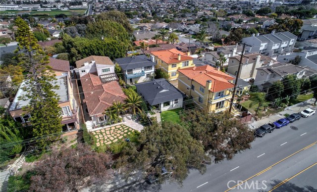 PLENTY OF STREET PARKING FOR GUEST.