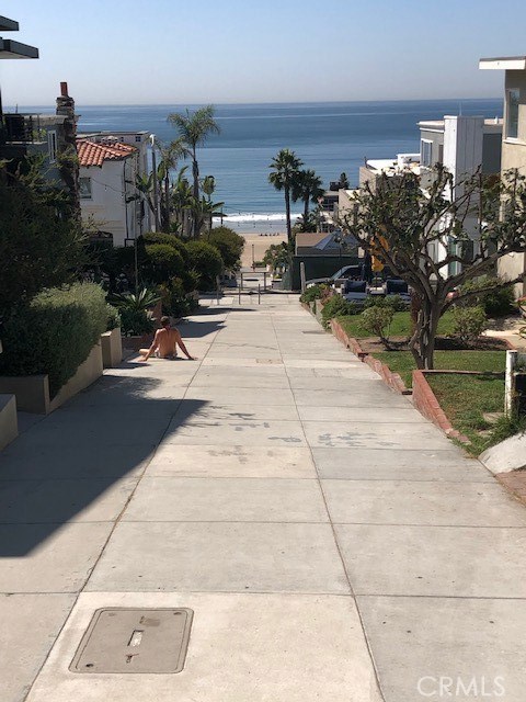 3 short blocks on Walk-Street to the Beach