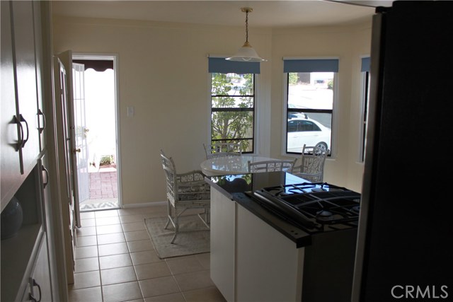 Kitchen dining in front unit