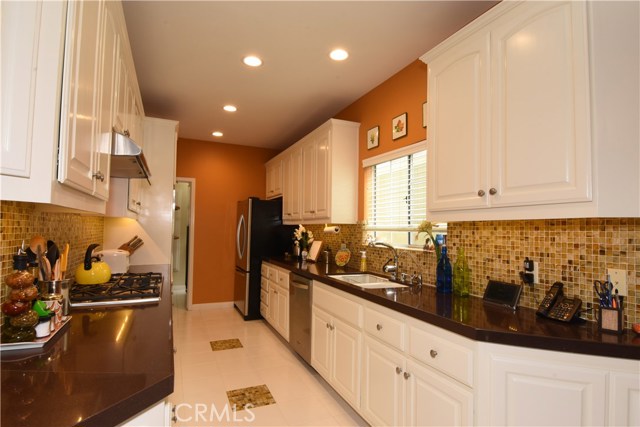 Another view of the kitchen...