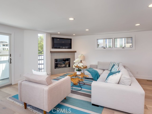 1009 4th Street, Hermosa Beach, California 90254, 4 Bedrooms Bedrooms, ,2 BathroomsBathrooms,Residential,Sold,4th,SB17172713