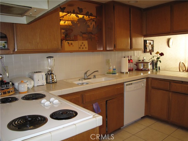 Owner prefers electric and installed this cook top.  Gas line exists here for easy transfer back to a gas cooktop.