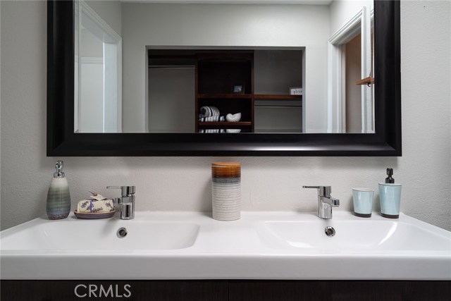 Modern Open Concept Shelves Reflects Contemporary Use of Space Modern Open Concept Shelves Reflects Contemporary Use of Space