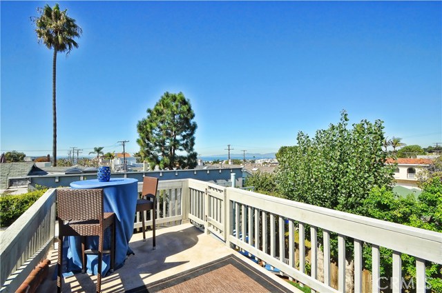 1133 8th Street, Hermosa Beach, California 90254, 3 Bedrooms Bedrooms, ,1 BathroomBathrooms,Residential,Sold,8th,SB18253639