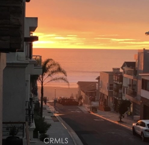 Sunset from the living/dining area. Please note, not every sunset will look like this. Sometimes it'll be better. What more do you need? Oh, a cocktail!