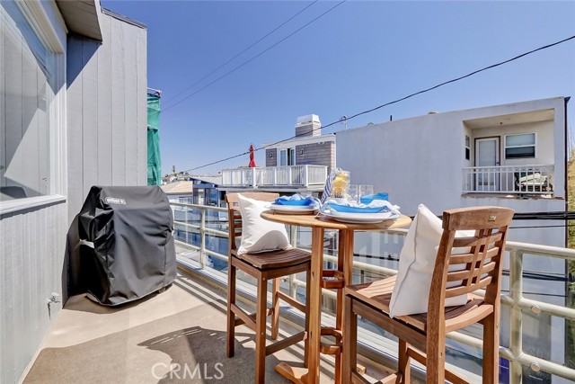 417 20th Place, Manhattan Beach, California 90266, 3 Bedrooms Bedrooms, ,2 BathroomsBathrooms,Residential,Sold,20th,SB21058820