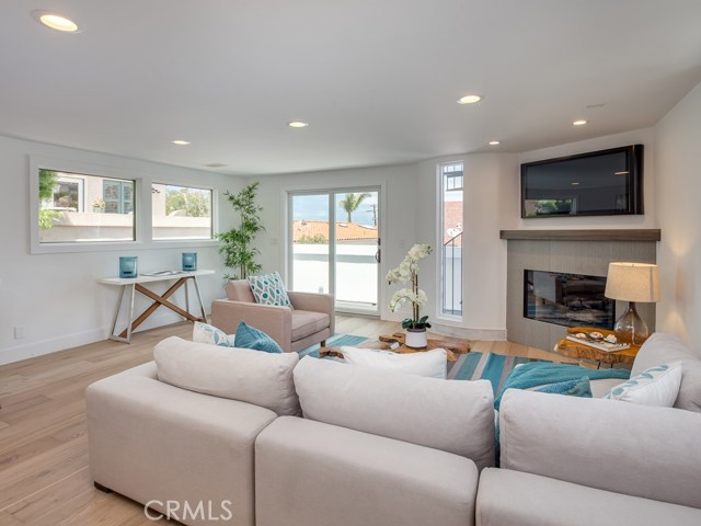 1009 4th Street, Hermosa Beach, California 90254, 4 Bedrooms Bedrooms, ,2 BathroomsBathrooms,Residential,Sold,4th,SB17172713