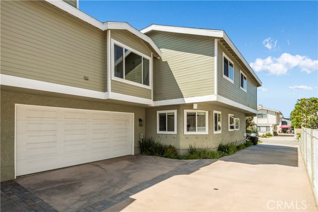  It is easy to drive into the shared driveway, which also has an additional, communal parking space.