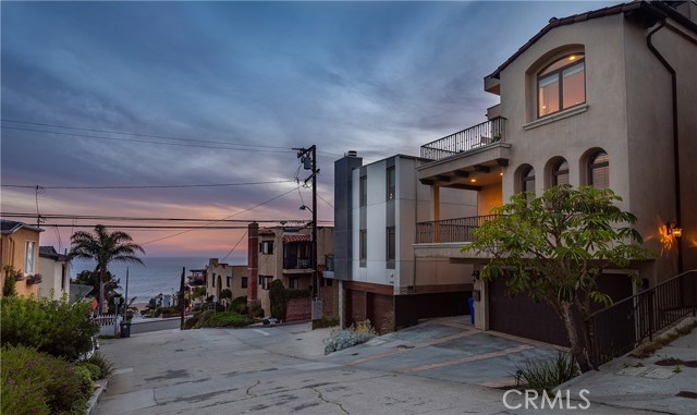 319 24th Street, Manhattan Beach, California 90266, 3 Bedrooms Bedrooms, ,3 BathroomsBathrooms,Residential,Sold,24th,SB21092556