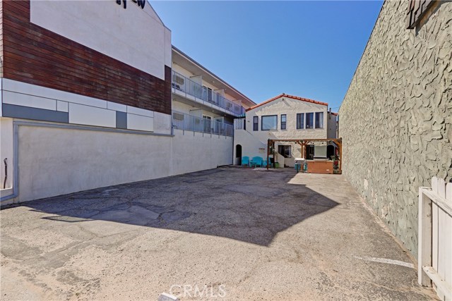 64 15th Court, Hermosa Beach, California 90254, ,Residential Income,Sold,15th,SB18093854