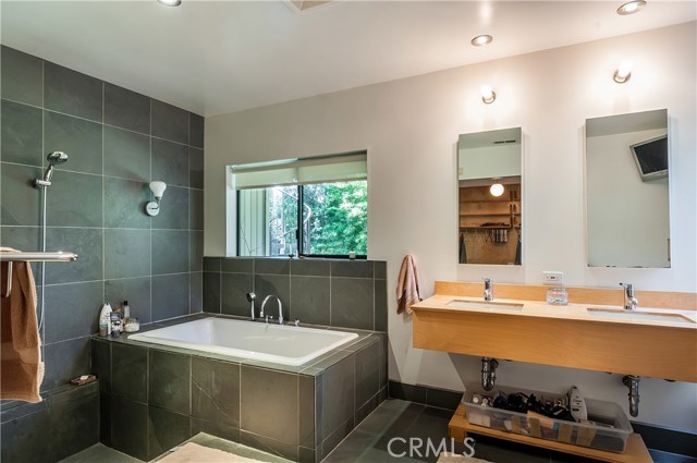 2417 Oak Avenue, Manhattan Beach, California 90266, 3 Bedrooms Bedrooms, ,2 BathroomsBathrooms,Residential,Sold,Oak,SB18175025