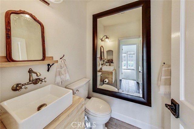 1/2 bath powder room at entry.