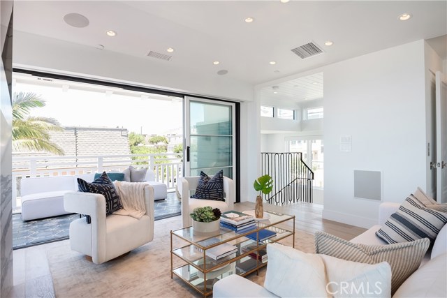 232 17th Street, Manhattan Beach, California 90266, 4 Bedrooms Bedrooms, ,1 BathroomBathrooms,Residential,Sold,17th,SB20151551