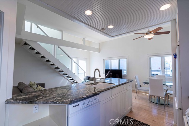 113 30th Place, Manhattan Beach, California 90266, 2 Bedrooms Bedrooms, ,2 BathroomsBathrooms,Residential,Sold,30th,SB21040269