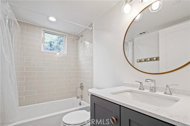 Hallway full bath to service the 3rd and 4th bedrooms