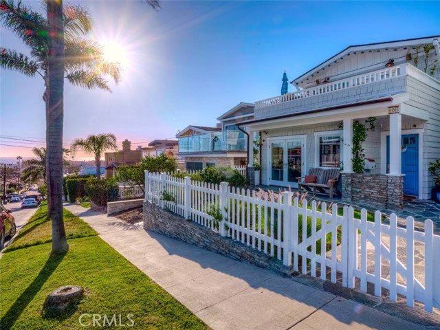 663 Longfellow Avenue, Hermosa Beach, California 90254, 3 Bedrooms Bedrooms, ,2 BathroomsBathrooms,Residential,Sold,Longfellow,SB19130775