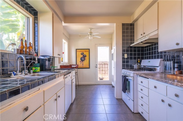 1001 8th Place, Hermosa Beach, California 90254, 3 Bedrooms Bedrooms, ,1 BathroomBathrooms,Residential,Sold,8th,SB18207949