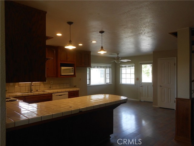 Large eating/dining area plus a sweet eating bar.