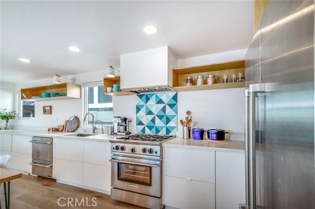 Contemporary kitchen 3rd level with quartz counters and stainless appliances.