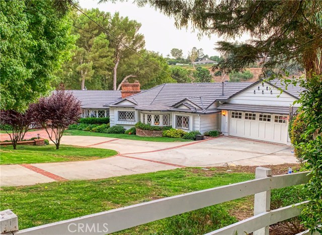 With great architectural character and interesting details, this one level home welcomes all visitors.