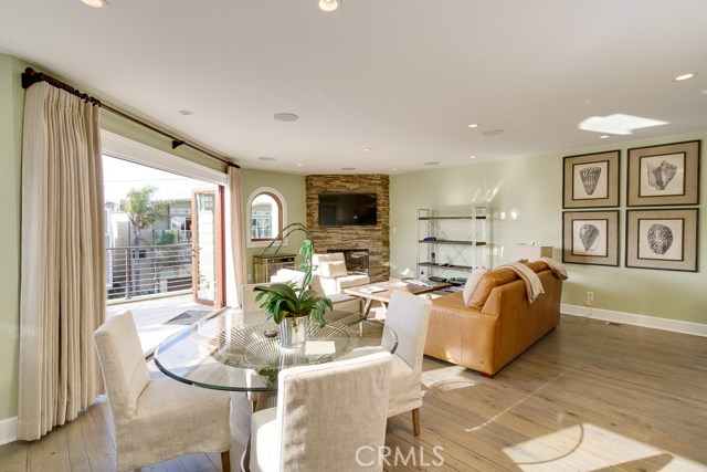 42 15th Street, Hermosa Beach, California 90254, 3 Bedrooms Bedrooms, ,3 BathroomsBathrooms,Residential,Sold,15th,SB18263868