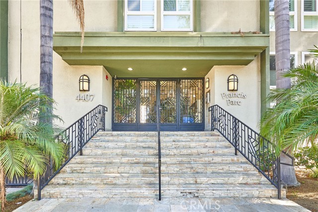 1 Bed Home for Sale in Hancock Park, California