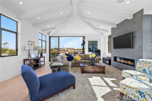 733 12th Street, Manhattan Beach, California 90266, 5 Bedrooms Bedrooms, ,6 BathroomsBathrooms,Residential,Sold,12th,SB21089898