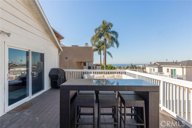 1207 10th Street, Hermosa Beach, California 90254, 4 Bedrooms Bedrooms, ,3 BathroomsBathrooms,Residential,Sold,10th,SB21038861