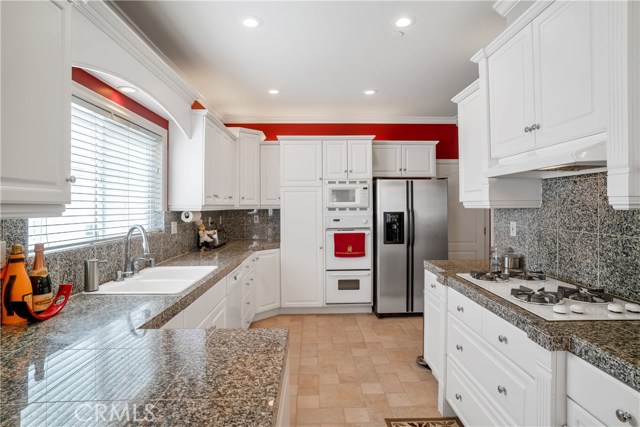Well appointed kitchen w/double oven and gas range.