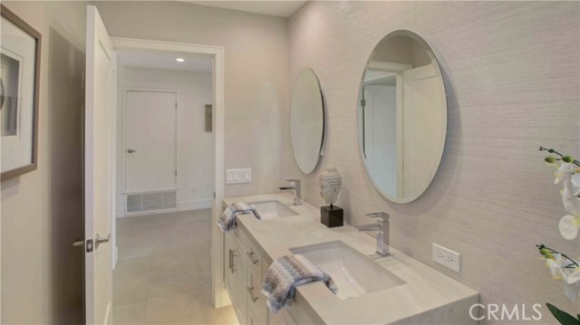 Main bathroom, double sinks, mirror medicine cabinets