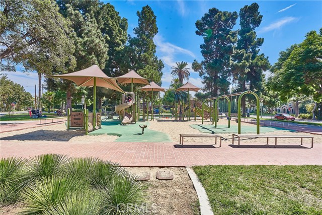 1 Bed Home for Sale in Hancock Park, California