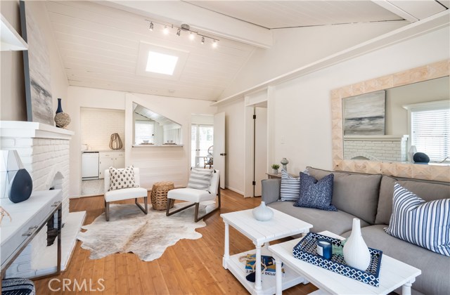 325 4th Street, Manhattan Beach, California 90266, 2 Bedrooms Bedrooms, ,1 BathroomBathrooms,Residential,Sold,4th,SB19080126