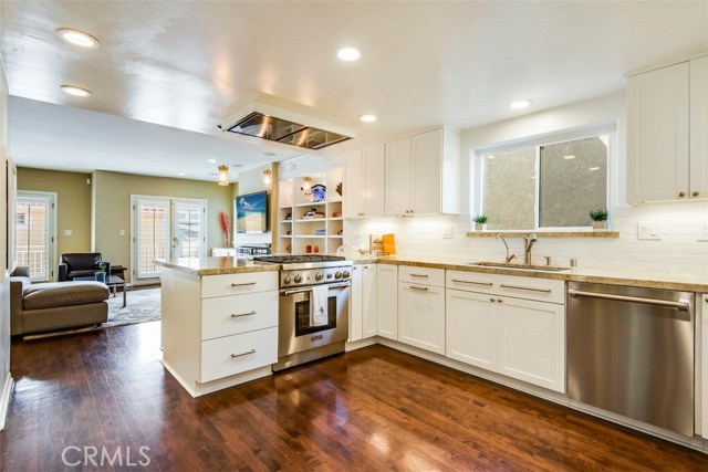 202 Lucia Avenue, Redondo Beach, California 90277, 4 Bedrooms Bedrooms, ,3 BathroomsBathrooms,Residential,Sold,Lucia,PV17247828