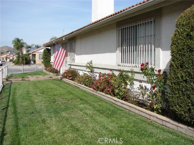 LOVELY FRONT AND SIDE YARD WITH ROSES IN PLANTERS. THIS HOME HAS DUAL PANE WINDOWS AND EXCELLENT INSULATION.