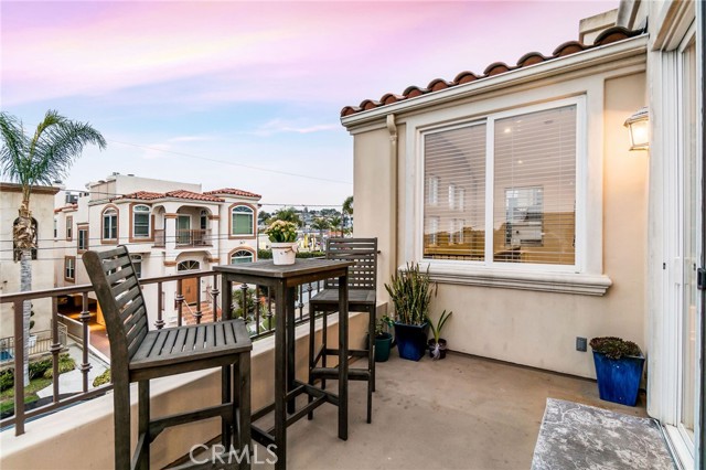 702 11th Street, Hermosa Beach, California 90254, 4 Bedrooms Bedrooms, ,2 BathroomsBathrooms,Residential,Sold,11th,SB21018401