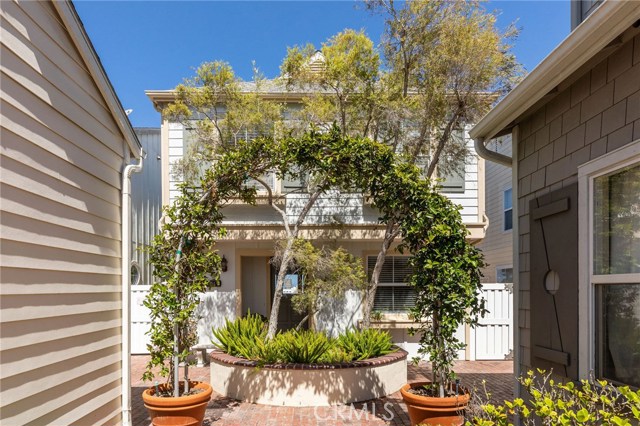 The complex has little cul-de-sacs off of some of the main paths, and this home is located in one of the quiet cul-de-sacs.