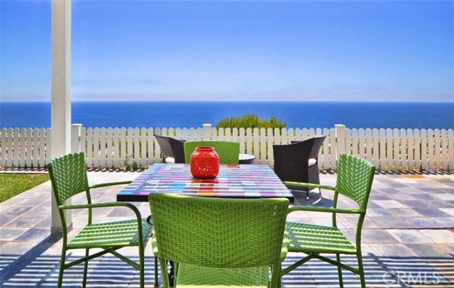 Relax in the Backyard Patio with Great View