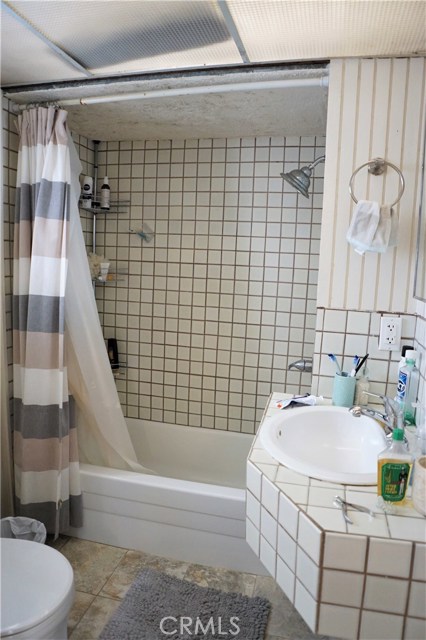 1-bed/1-bath bathroom