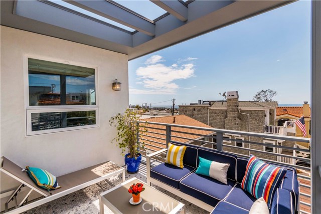 1074 7th Street, Hermosa Beach, California 90254, 4 Bedrooms Bedrooms, ,3 BathroomsBathrooms,Residential,Sold,7th,SB19068500