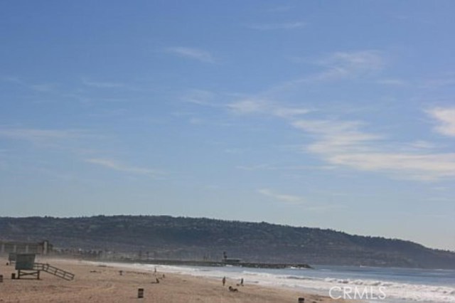 10 minute walk to Hermosa Beach Strand.