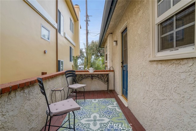 FRONT HOUSE: SIDE PATIO