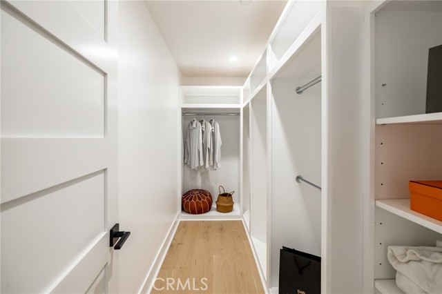 Wall-To-Walk Corridor Walk -In Closet