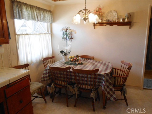 Family Eat-In Kitchen Area for those Morning Coffee's and Talks as you also overlook the Front of home. Plenty of light for Morning Reading and also Assisting with Cooking and Having a Cozy Weekday Family Daily Dinner.