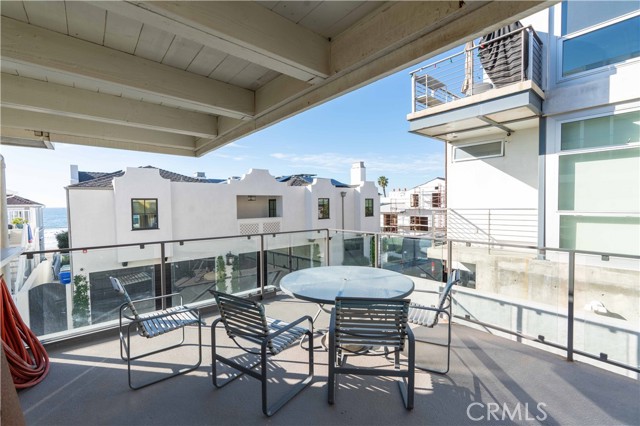 113 30th Place, Manhattan Beach, California 90266, 2 Bedrooms Bedrooms, ,2 BathroomsBathrooms,Residential,Sold,30th,SB21040269