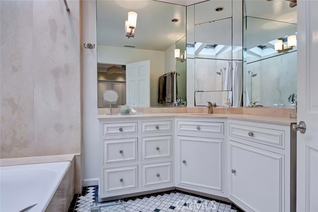 1212 Elm Avenue, Manhattan Beach, California 90266, 3 Bedrooms Bedrooms, ,2 BathroomsBathrooms,Residential,Sold,Elm,SB19051090